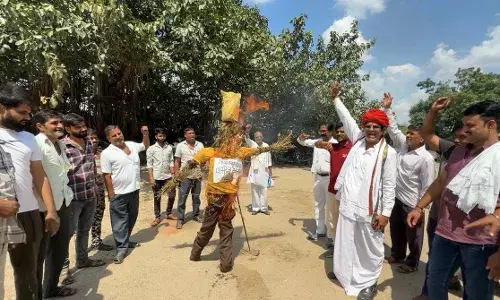 विधानसभा में लगे कैमरों के विरोध में कांग्रेस का प्रदर्शन, अध्यक्ष का पुतला फूंका