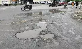 भीलवाड़ा की टूटी सड़कों पर स्थाई लोक अदालत सख्त- 7 को नोटिस जारी भीलवाड़ा की टूटी सड़कों पर स्थाई लोक अदालत सख्त- 7 को नोटिस जारी