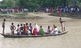 बिहार में बड़ा हादसा: नाव पलटने से 12 लोग नदी में डूबे, एक महिला की मौत