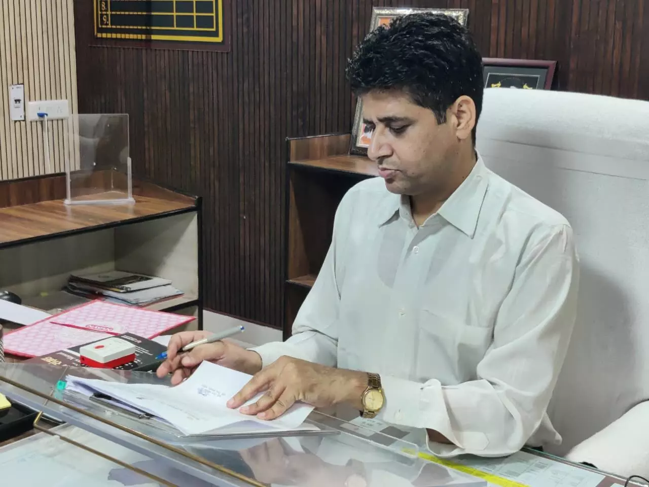 शाहपुरा में नए एडीएम रामावतार कुमावत ने संभाला पदभार, पारदर्शिता और जवाबदेही के साथ काम करने का संकल्प शाहपुरा में नए एडीएम रामावतार कुमावत ने संभाला पदभार, पारदर्शिता और जवाबदेही के साथ काम करने का संकल्प