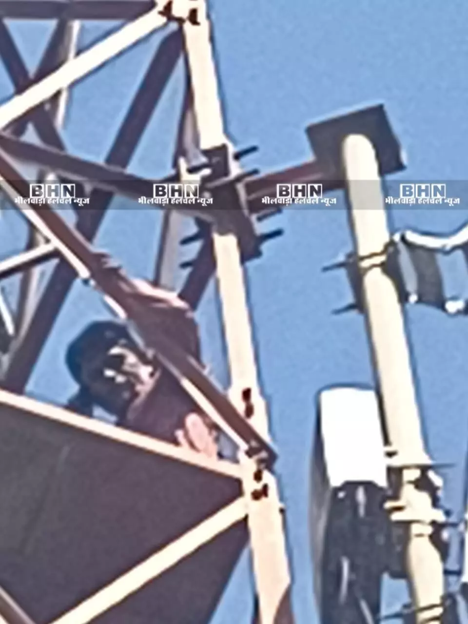 हमीरगढ़ में मोबाइल टावर पर चढ़ा युवक, कपड़ा इकाई पर लगाया प्रदूषण फैलाने का आरोप