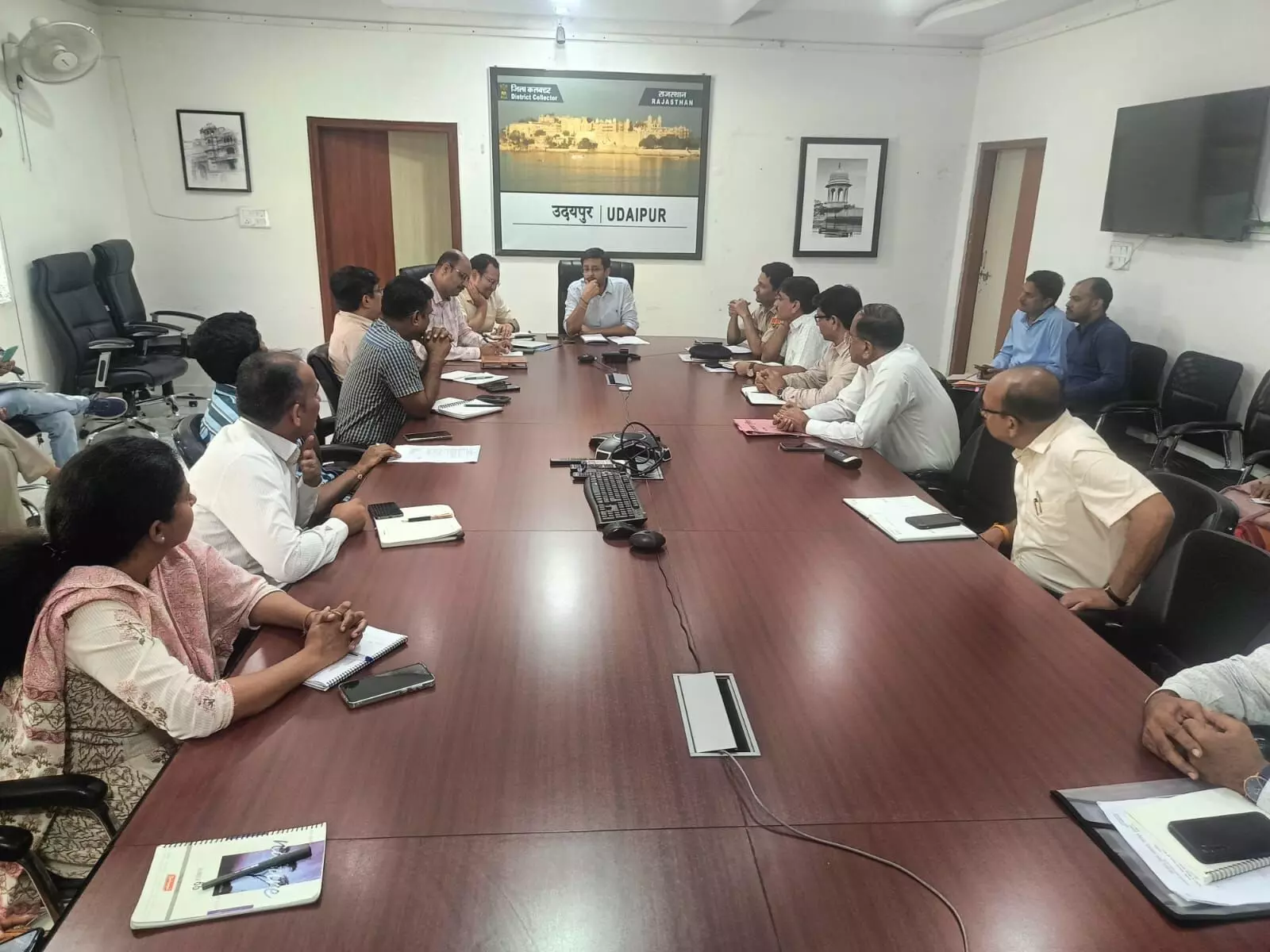 पीएम मोदी की प्रस्तावित बांसवाड़ा यात्रा को लेकर जिला कलक्टर ने की डबोक एयरपोर्ट पर ट्रांसिट संबंधी तैयारियों की समीक्षा पीएम मोदी की प्रस्तावित बांसवाड़ा यात्रा को लेकर जिला कलक्टर ने की डबोक एयरपोर्ट पर ट्रांसिट संबंधी तैयारियों की समीक्षा