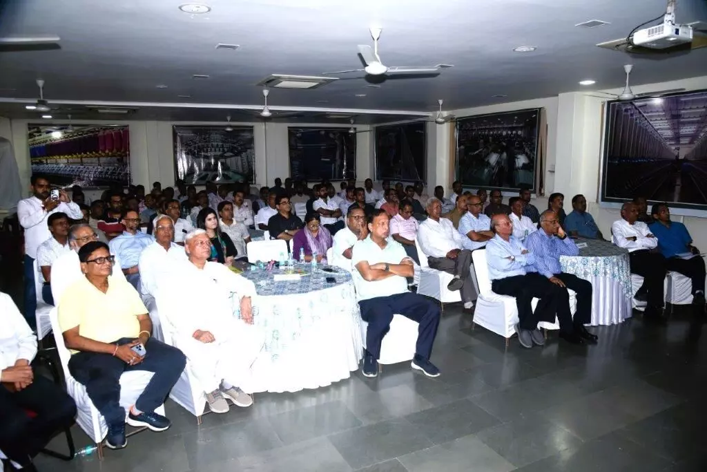 देश के सामने चुनौती आई, तो देश और अधिक आत्म विश्वास एवं दृढ़ता से आगे बढ़ा