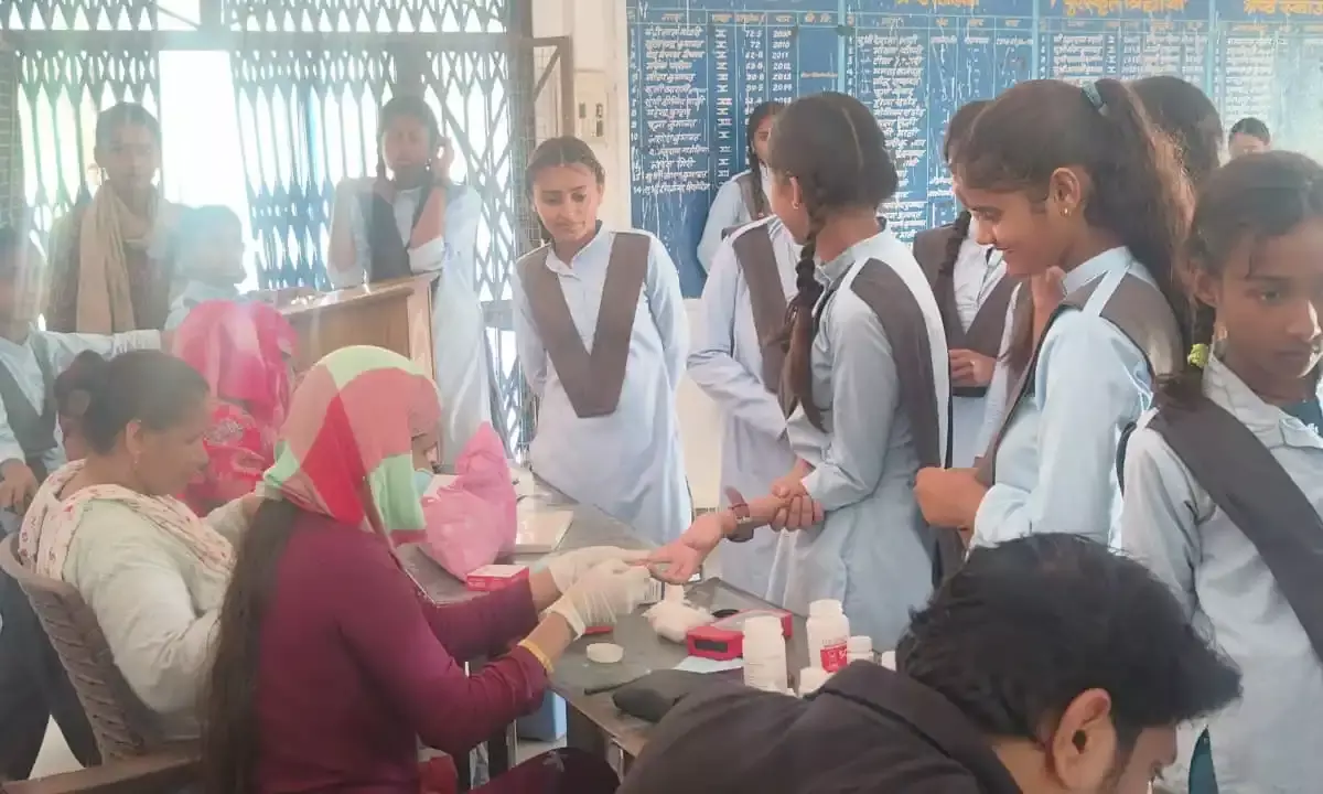 स्वस्थ नारी सशक्त परिवार अभियान के अंतर्गत छात्राओं किया स्वास्थ्य परीक्षण