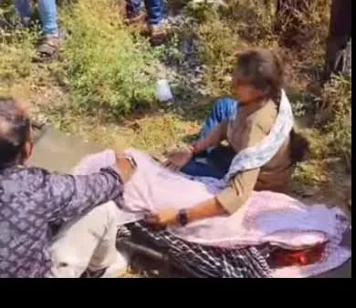 अंडरब्रिज में पानी-कीचड़ से लोग रोज़ मौत का सफऱ तय करने को मजबूर अंडरब्रिज में पानी-कीचड़ से लोग रोज़ मौत का सफऱ तय करने को मजबूर