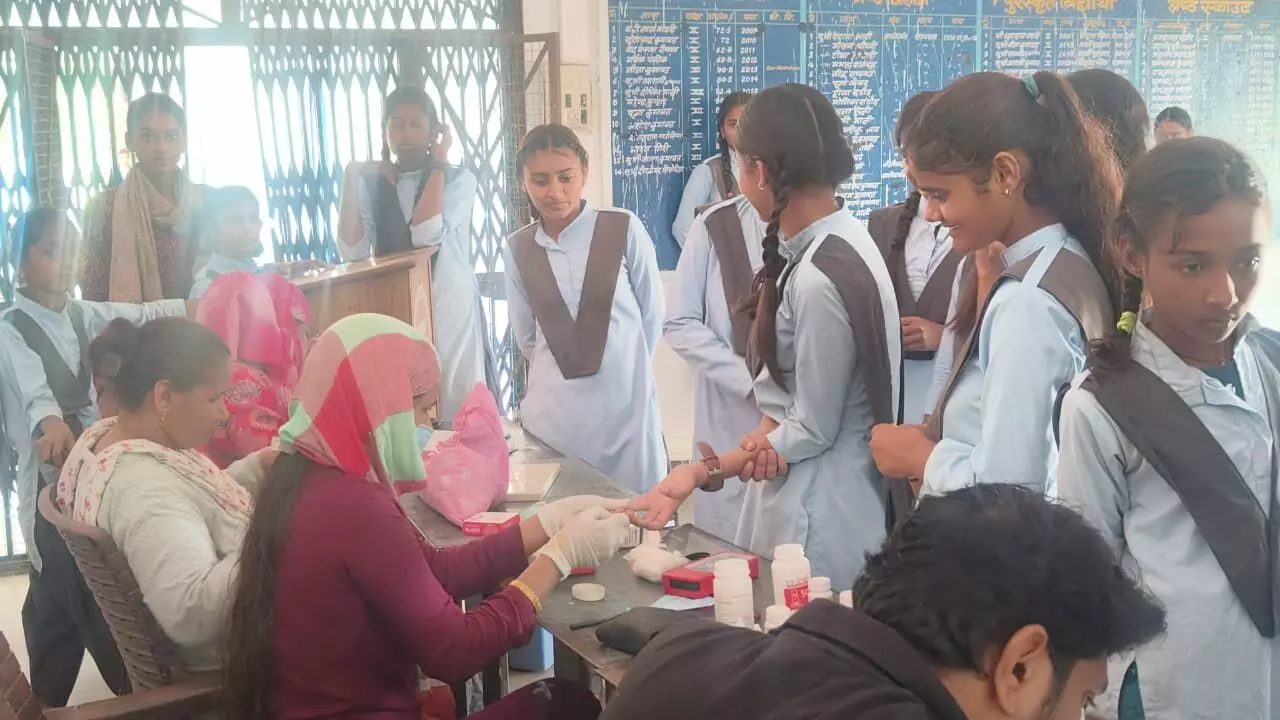 स्वस्थ नारी सशक्त परिवार अभियान के अंतर्गत छात्राओं किया स्वास्थ्य परीक्षण