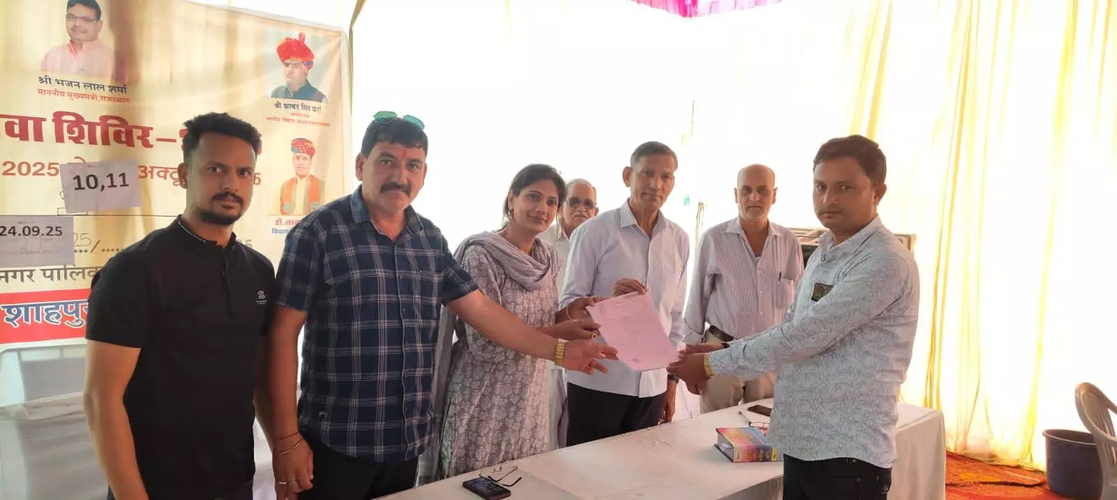 शाहपुरा नगर पालिका में शहरी शिविर में आवेदकों को किया लाभान्वित शाहपुरा नगर पालिका में शहरी शिविर में आवेदकों को किया लाभान्वित