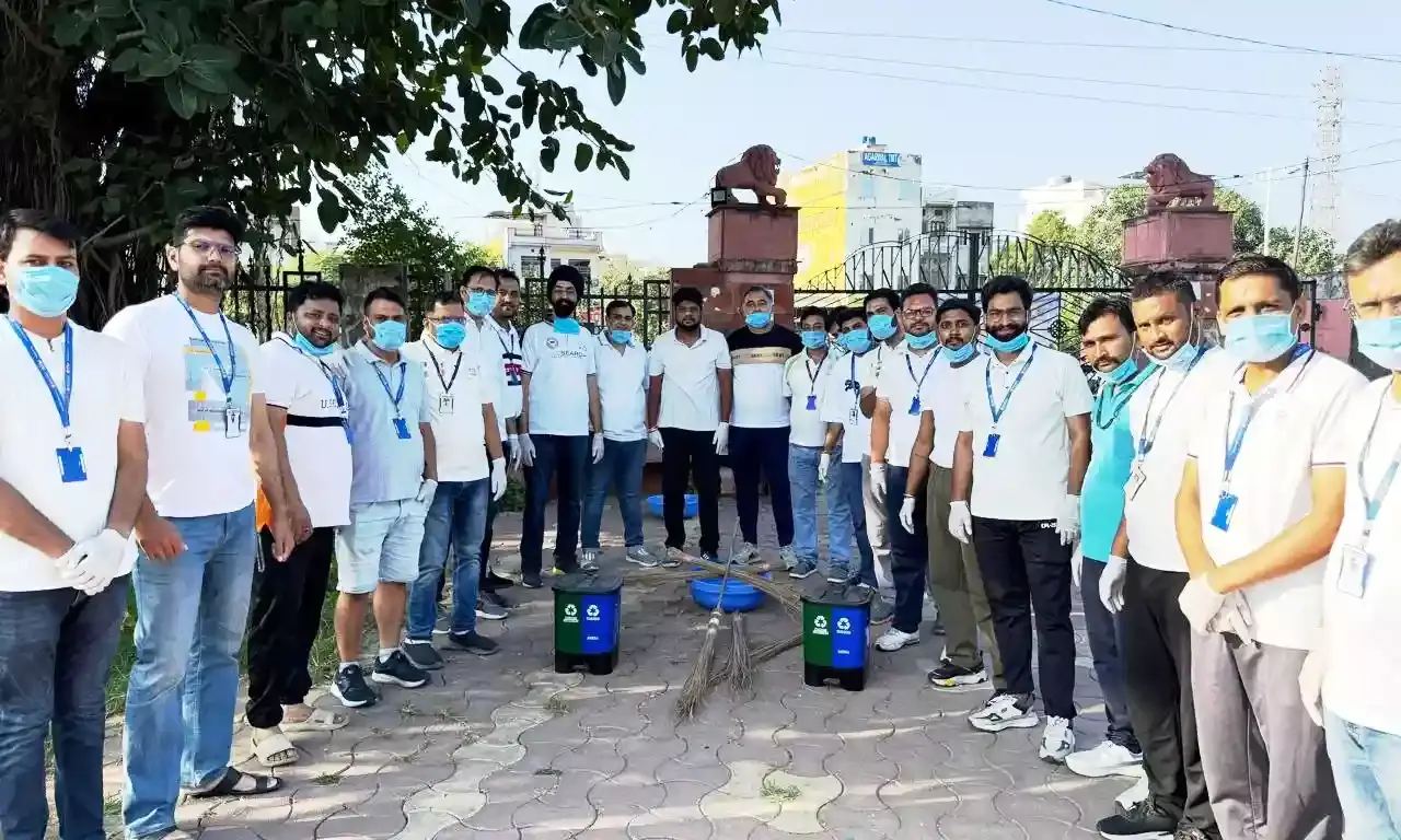 बैंक के कर्मचारियों ने चलाया स्वच्छता अभियान