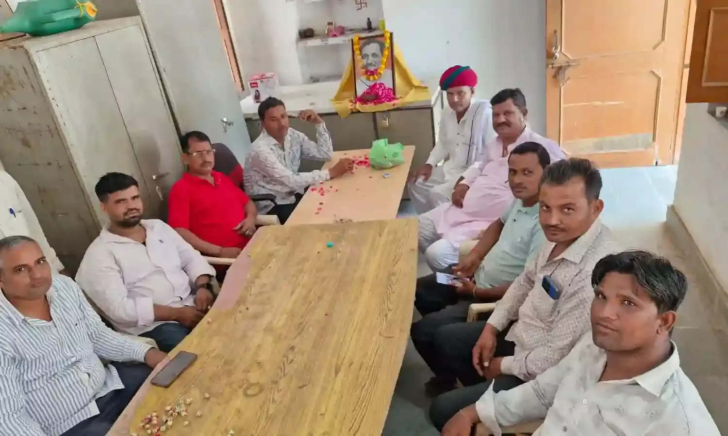 दीनदयाल उपाध्याय की जयंती पर पुष्प अर्पित किया