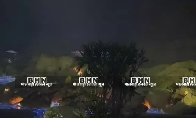 केमिकल पाउडर से भरा ट्रेलर पलटा, लगी आग