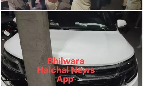 लाइब्रेरी के बाहर आठ दुपहिया वाहनों को टक्कर मारकर बिजली पोल से भिड़ी बेकाबू कीया कार