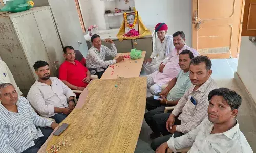 दीनदयाल उपाध्याय की जयंती पर पुष्प अर्पित किया