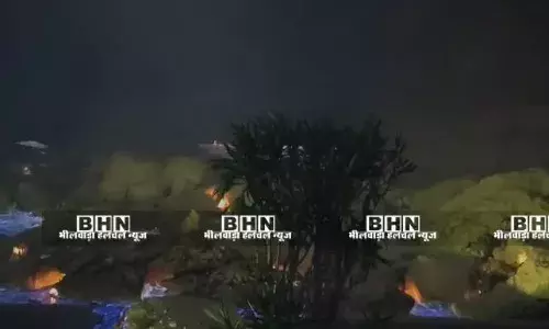 केमिकल पाउडर से भरा ट्रेलर पलटा, लगी आग