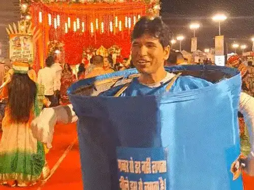 गब्बर को डर नहीं लगता, नीले ड्रम से लगता है! गरबा में दिखा अनोखा नज़ारा गब्बर को डर नहीं लगता, नीले ड्रम से लगता है! गरबा में दिखा अनोखा नज़ारा