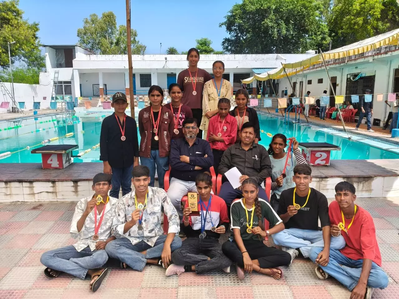 उदलियास विद्यालय के छात्रों ने तैराकी प्रतियोगिता में जीते 25 पदक