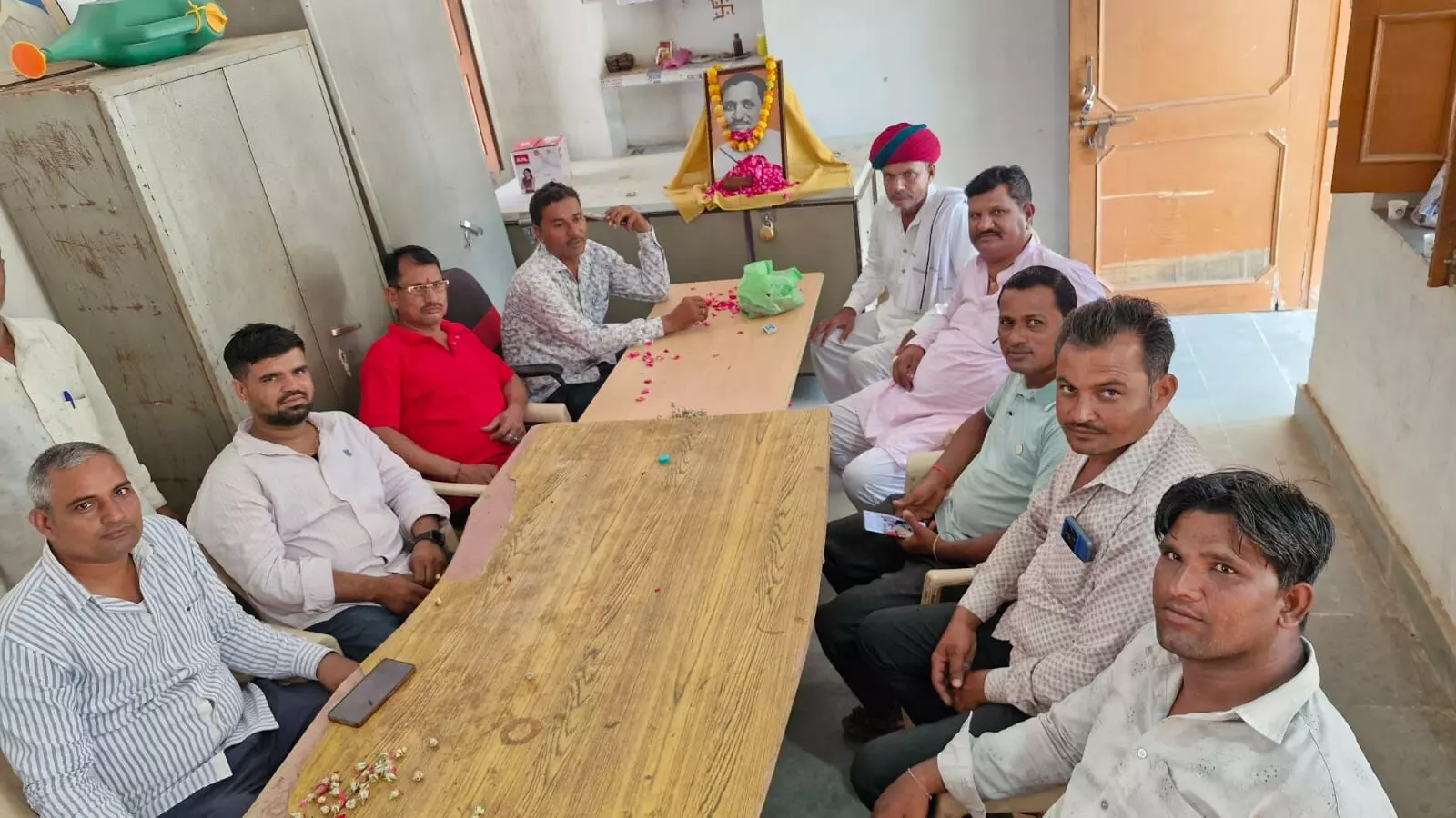 दीनदयाल उपाध्याय की जयंती पर पुष्प अर्पित किया दीनदयाल उपाध्याय की जयंती पर पुष्प अर्पित किया