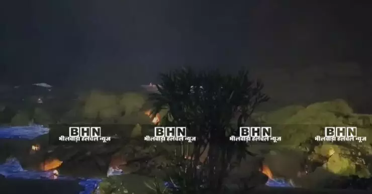 केमिकल पाउडर से भरा ट्रेलर पलटा, लगी आग केमिकल पाउडर से भरा ट्रेलर पलटा, लगी आग