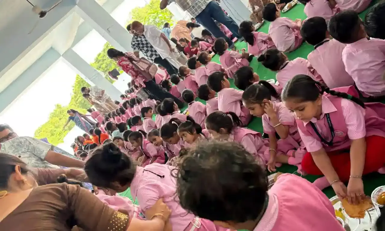 श्री रपट के बालाजी में 500 कन्याओं को कराया भोज, सेवा से निहाल हुए भक्त