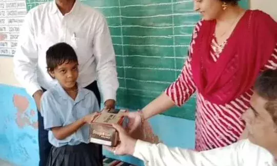 आरणी विधालय में जरुरतमंद बालिका को स्पोर्ट्स शूज वितरण