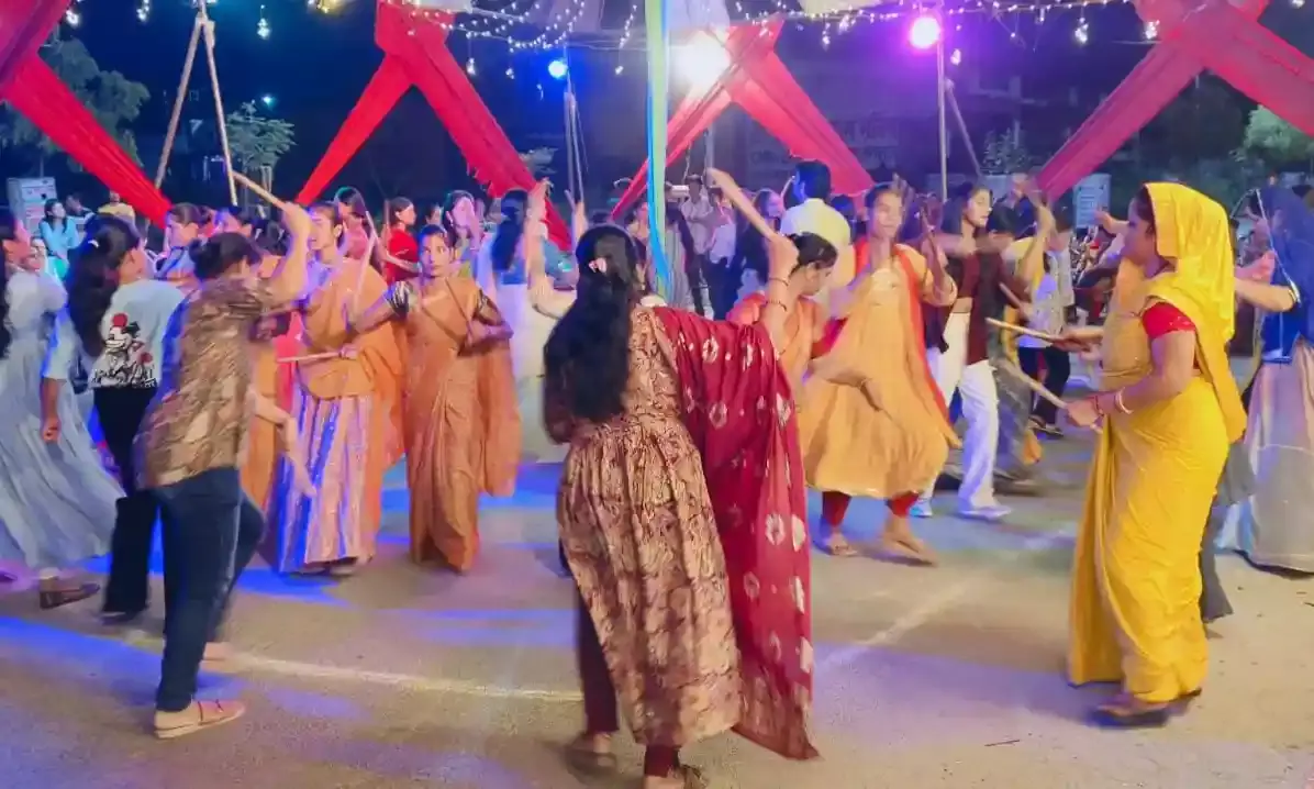 नेहरू विहार गरबा महोत्सव में कोई झांसी की रानी तो कोई बने मीरा व राधा