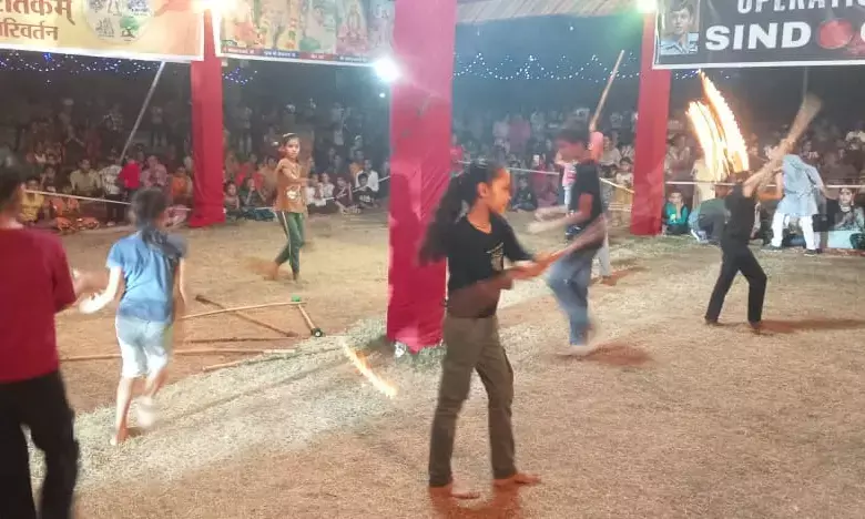 नेहरू विहार पंडाल में नन्हीं बालिकाओं ने किया दुर्गा शक्ति का प्रदर्शन