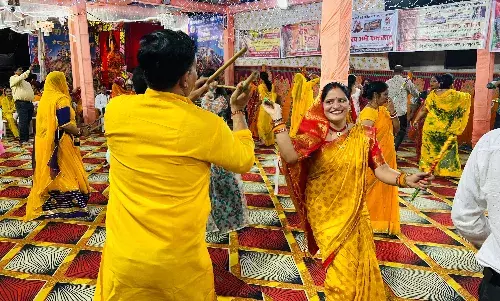 औदिच्य समाज : सामूहिक गरबा आयोजन की महाआरती में उमड़े सैकड़ों श्रद्धालु