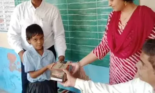 आरणी विधालय में जरुरतमंद बालिका को स्पोर्ट्स शूज वितरण