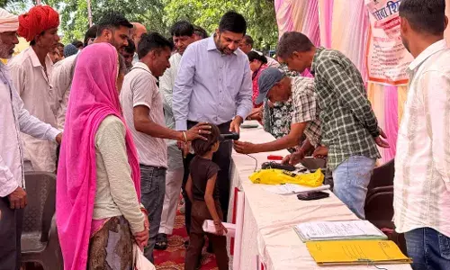 शिविर में ग्रामीणों की समस्याओं का त्वरित गति से समाधान करने के संबंध में अधिकारियों को किया निर्देशित