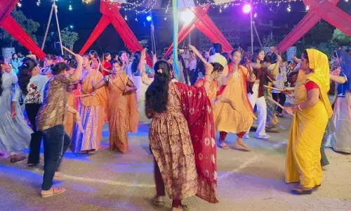 नेहरू विहार गरबा महोत्सव में कोई झांसी की रानी तो कोई बने मीरा व राधा नेहरू विहार गरबा महोत्सव में कोई झांसी की रानी तो कोई बने मीरा व राधा