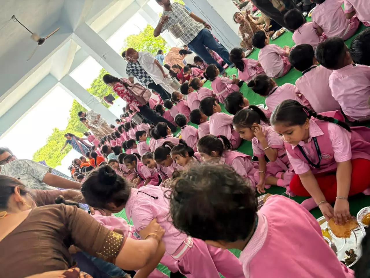 श्री रपट के बालाजी में 500 कन्याओं को कराया भोज, सेवा से निहाल हुए भक्त