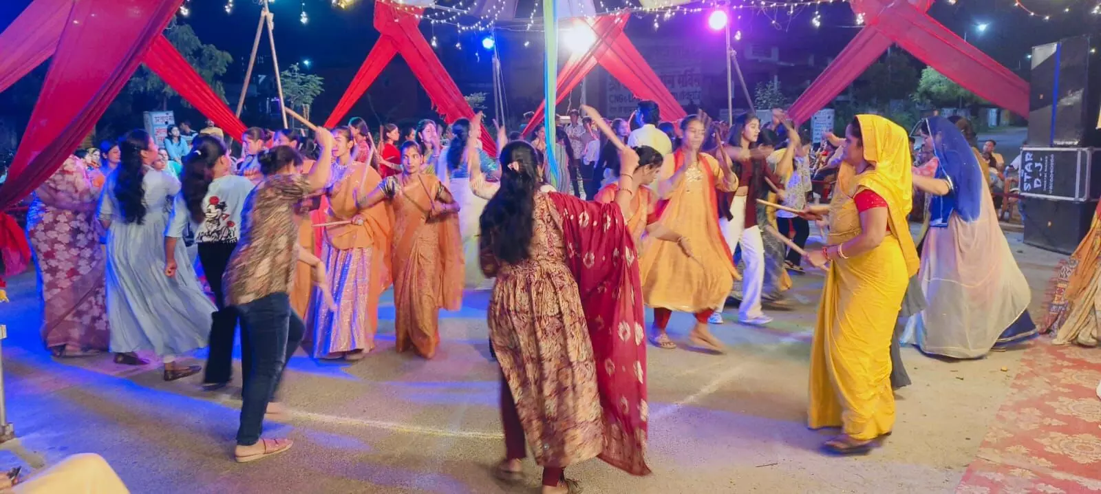 नेहरू विहार गरबा महोत्सव में कोई झांसी की रानी तो कोई बने मीरा व राधा नेहरू विहार गरबा महोत्सव में कोई झांसी की रानी तो कोई बने मीरा व राधा