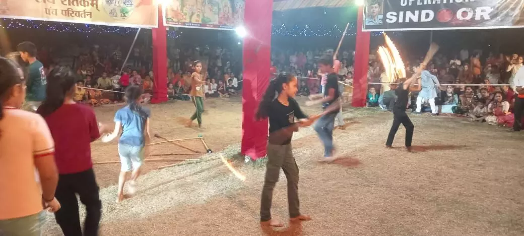 नेहरू विहार पंडाल में नन्हीं बालिकाओं ने किया दुर्गा शक्ति का प्रदर्शन नेहरू विहार पंडाल में नन्हीं बालिकाओं ने किया दुर्गा शक्ति का प्रदर्शन