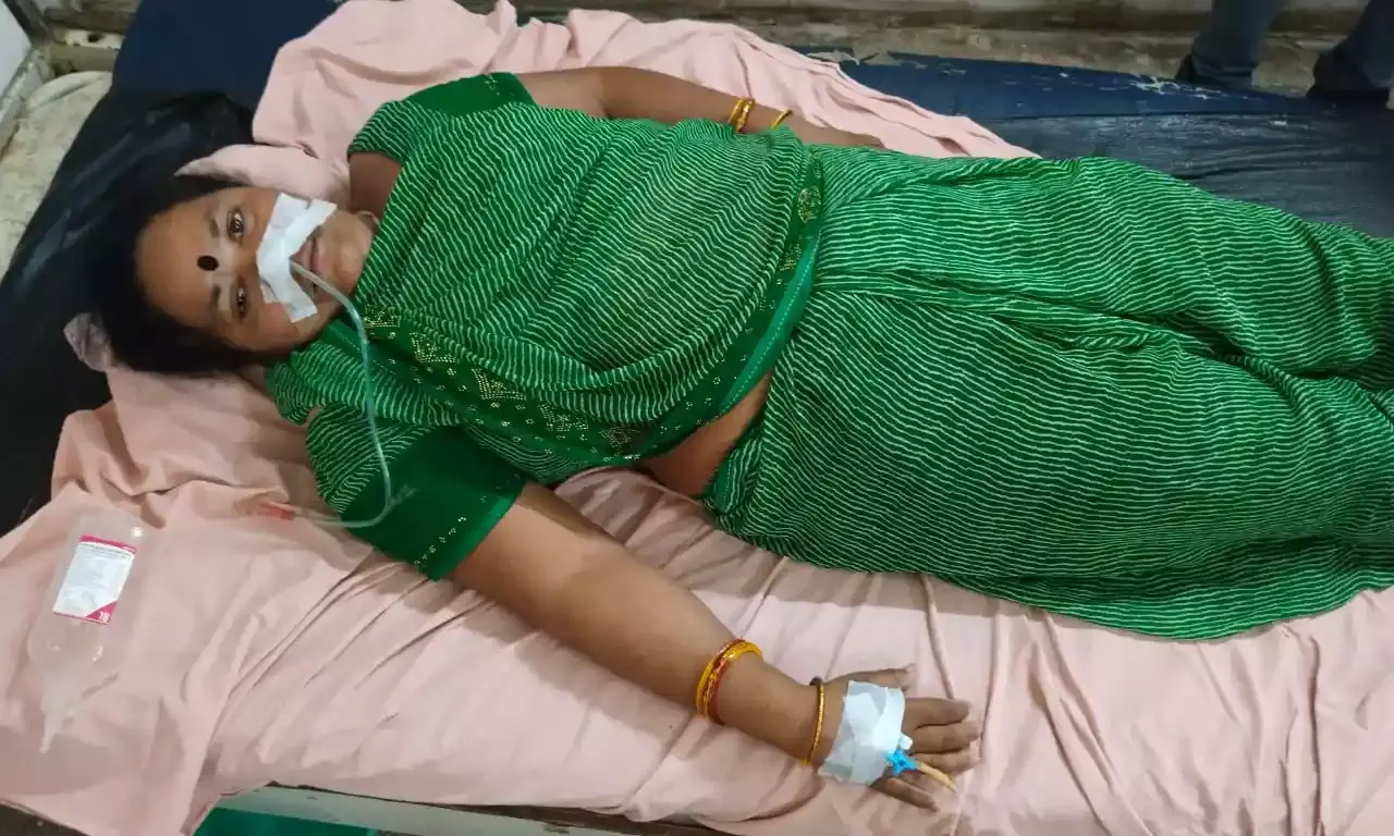 धमकियों से परेशान महिला ने खाया जहर, अस्पताल में चल रहा ईलाज
