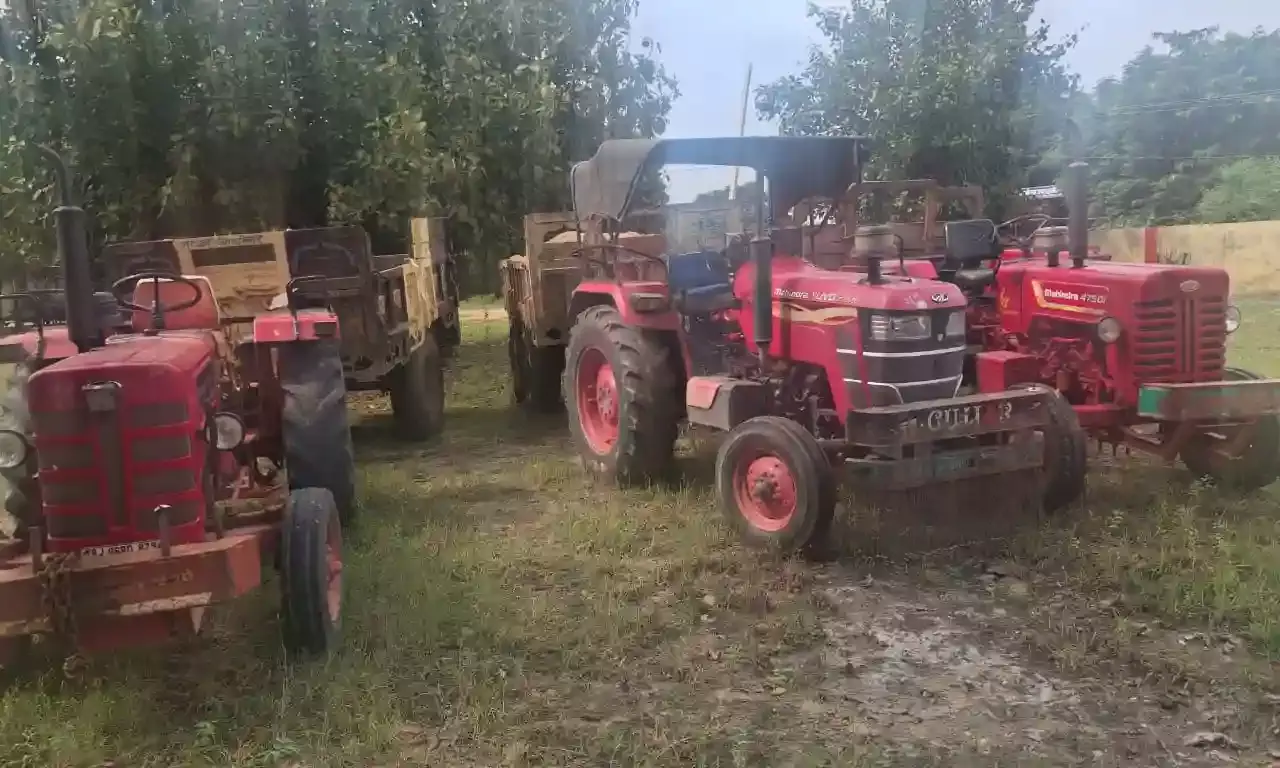 कोठारी नदी में अवैध बजरी खनन पर पुलिस की कार्रवाई, तीन ट्रैक्टर जब्त कोठारी नदी में अवैध बजरी खनन पर पुलिस की कार्रवाई, तीन ट्रैक्टर जब्त