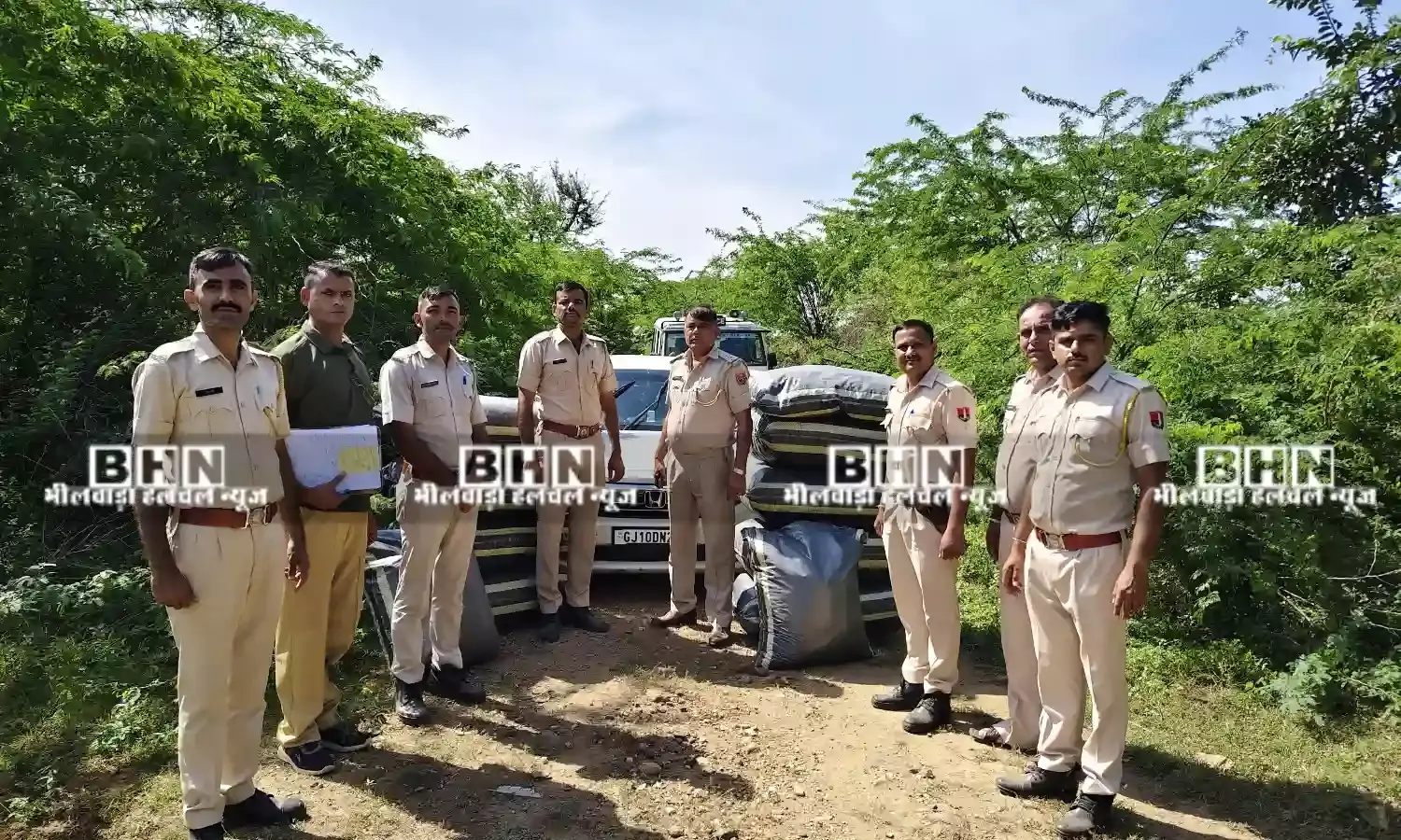 जंगल में कार छोड़ पैदल भागा, 215 किलो डोडा-चूरा जब्त