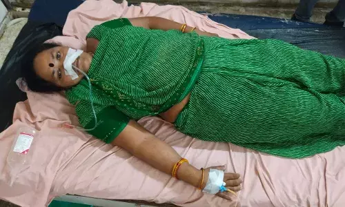 धमकियों से परेशान महिला ने खाया जहर, अस्पताल में चल रहा ईलाज