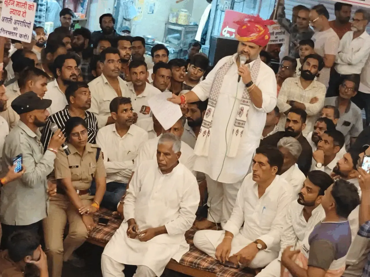 धीरज गुर्जर के तेवर से बदला घटनाक्रम, गिरफ्तारी के साथ थाना प्रभारी हटे – पीड़ित को मिलेगी दुकान धीरज गुर्जर के तेवर से बदला घटनाक्रम, गिरफ्तारी के साथ थाना प्रभारी हटे – पीड़ित को मिलेगी दुकान