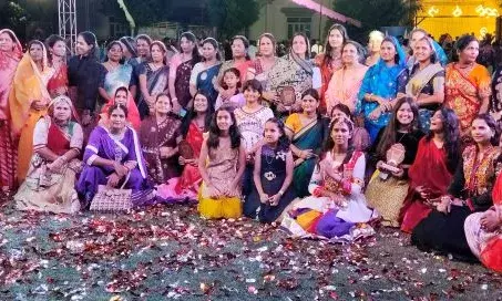 बच्चों से लेकर बड़ों तक गरबा में झूमे श्रद्धालु