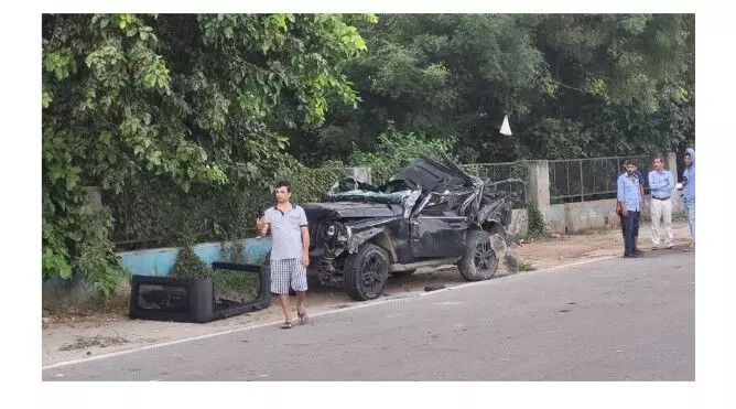 गुरुग्राम में तेज रफ्तार थार डिवाइडर से टकराई, 5 लोगों की मौत गुरुग्राम में तेज रफ्तार थार डिवाइडर से टकराई, 5 लोगों की मौत