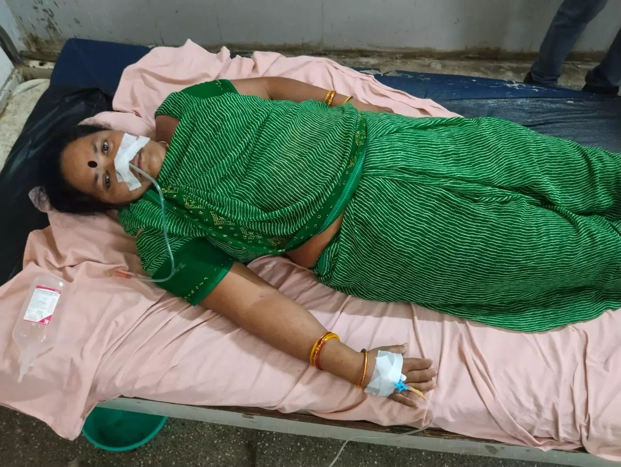 धमकियों से परेशान महिला ने खाया जहर, अस्पताल में चल रहा ईलाज