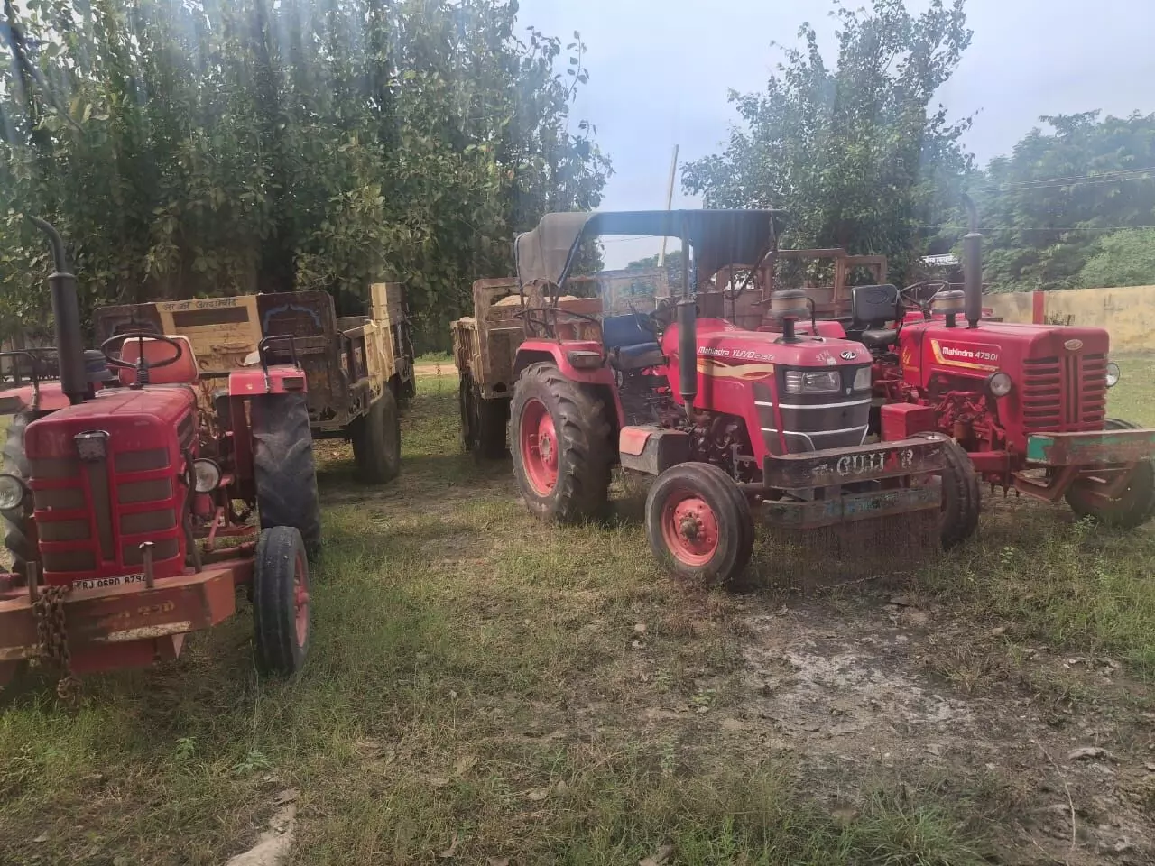 कोठारी नदी में अवैध बजरी खनन पर पुलिस की कार्रवाई, तीन ट्रैक्टर जब्त