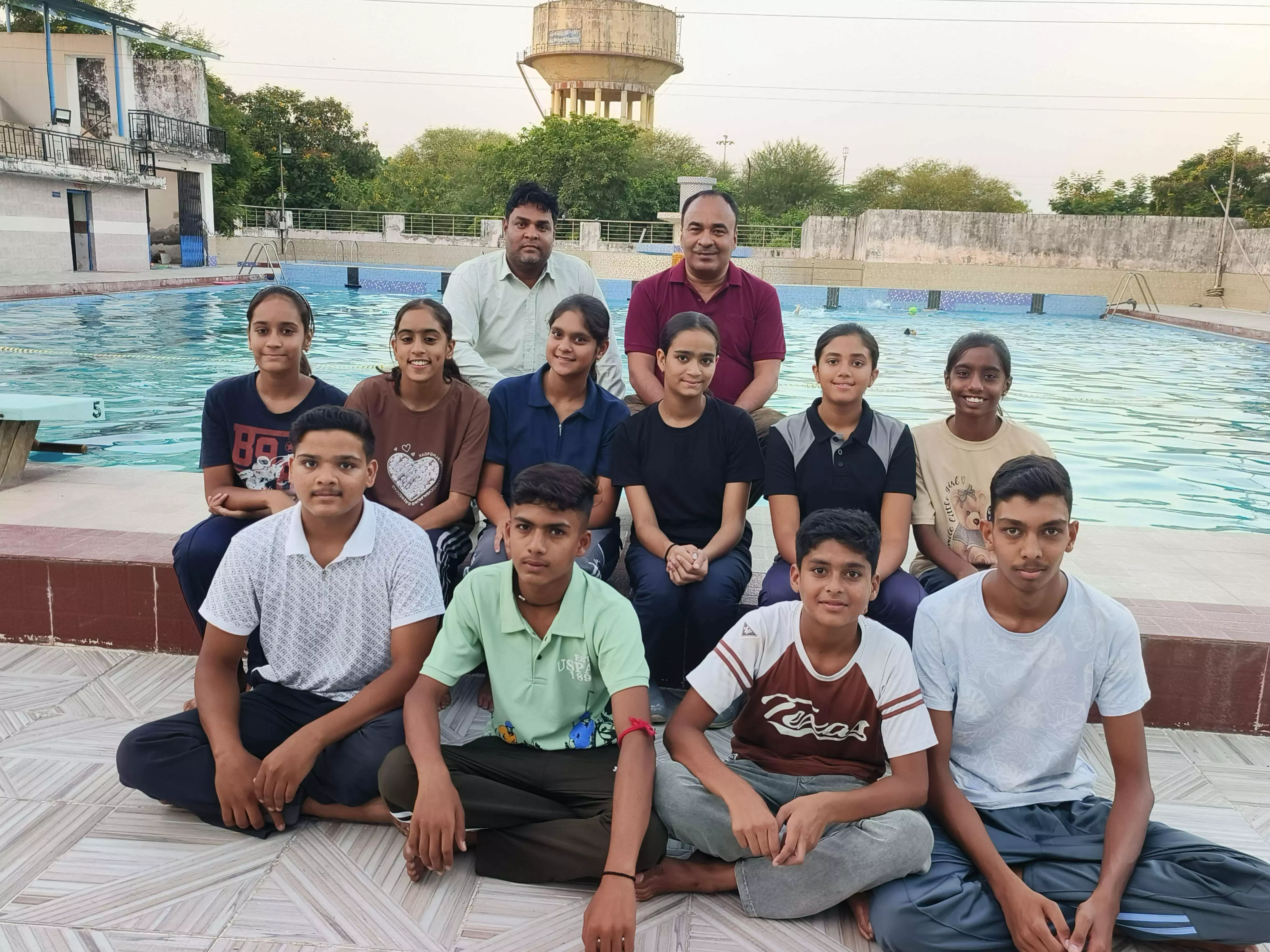 स्वामी विवेकानंद तरणताल के तैराकों ने जीते 44 पदक