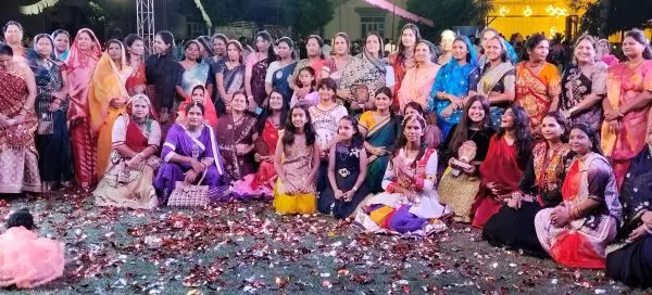 बच्चों से लेकर बड़ों तक गरबा में झूमे श्रद्धालु