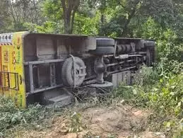 सड़क किनारे पलटी बस, 30 यात्री घायल-चेतावनी के बावजूद हादसा