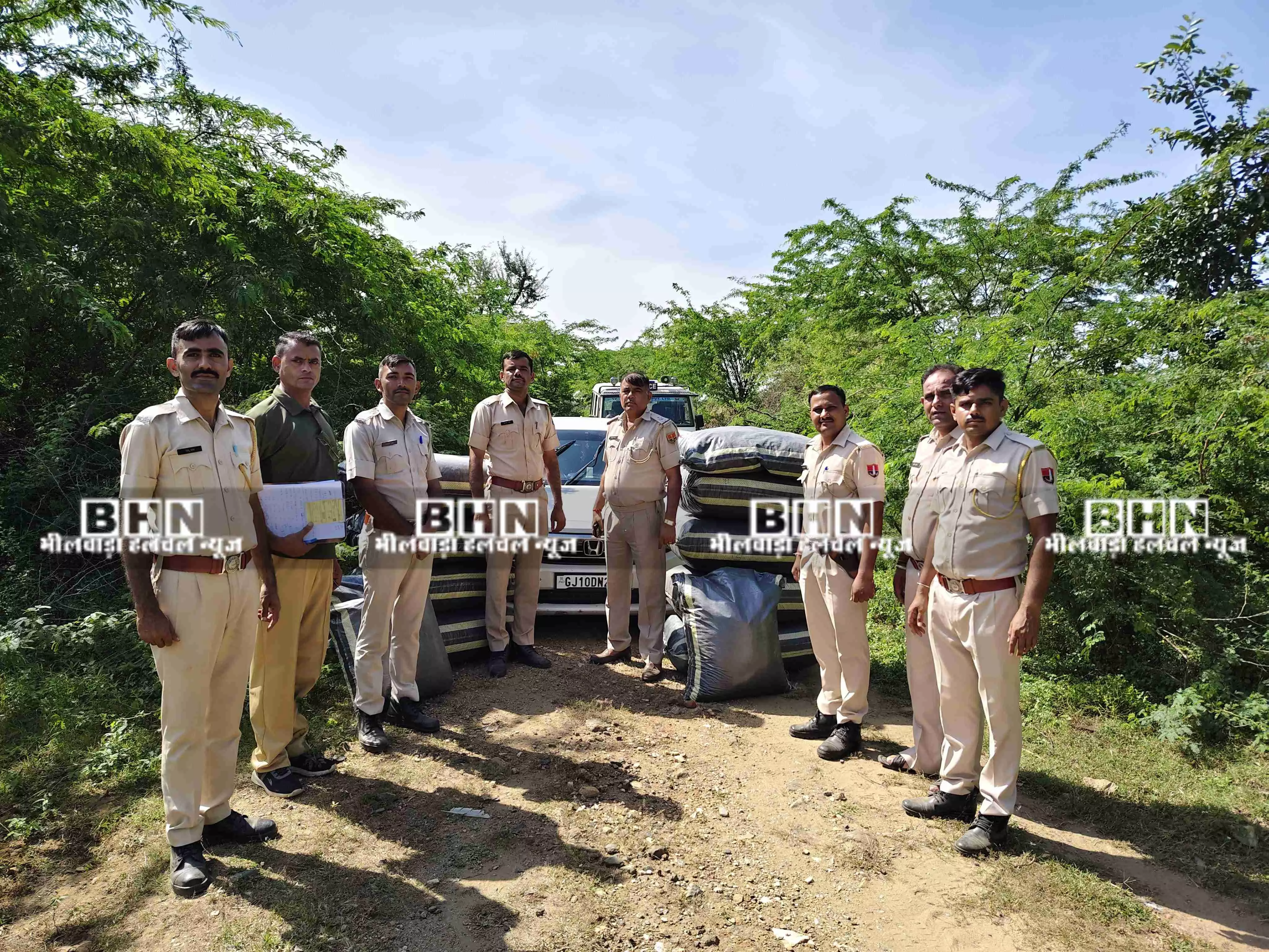 जंगल में कार छोड़ पैदल भागा, 215 किलो डोडा-चूरा जब्त