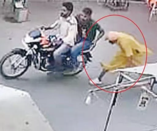 नोट  दिखा कर  भिखारी से लूट ली १३ हजार की नगदी,, बेटे की फीस  के लिए की थी जमा