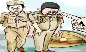 ब्याजखोरी, सट्टेबाजी और जमीन हड़पने जैसी अवैध गतिविधियों में शामिल हे पुलिस कर्मी