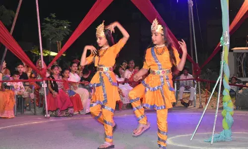 गरबा महोत्सव शबाब पर, ढोल-नगाड़ों की धुन पर थिरका शहर गरबा महोत्सव शबाब पर, ढोल-नगाड़ों की धुन पर थिरका शहर