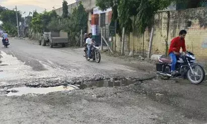 हमीरगढ़ नगर पालिका क्षेत्र में लापरवाही से आमजन परेशान, सड़क के बीच गहरी नालियां हादसों का सबब हमीरगढ़ नगर पालिका क्षेत्र में लापरवाही से आमजन परेशान, सड़क के बीच गहरी नालियां हादसों का सबब