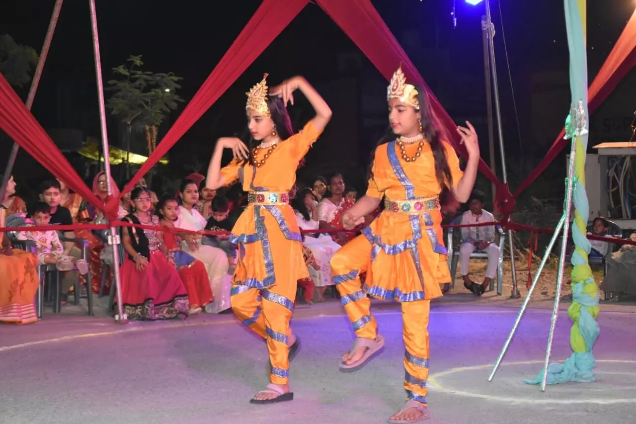 गरबा महोत्सव शबाब पर, ढोल-नगाड़ों की धुन पर थिरका शहर गरबा महोत्सव शबाब पर, ढोल-नगाड़ों की धुन पर थिरका शहर